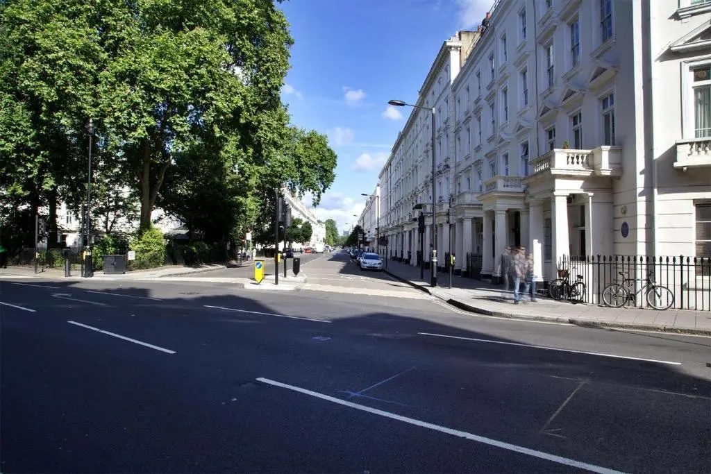 2A Charlwood Place