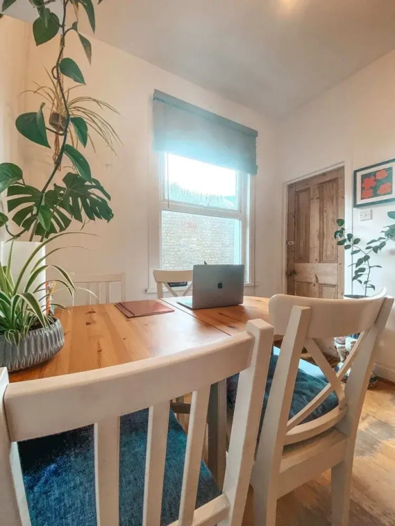 2 Bedroom Flat w Office in Tooting Broadway