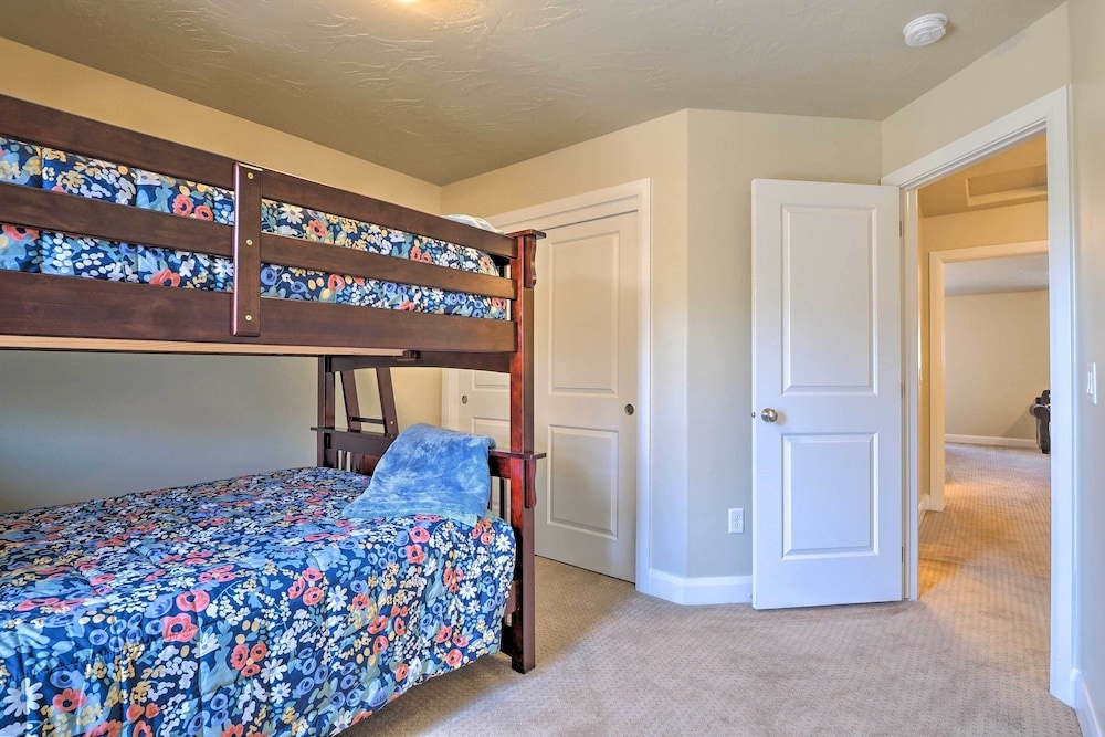 'blue Sky Get-a-way' Townhome w/ Patio, Grill