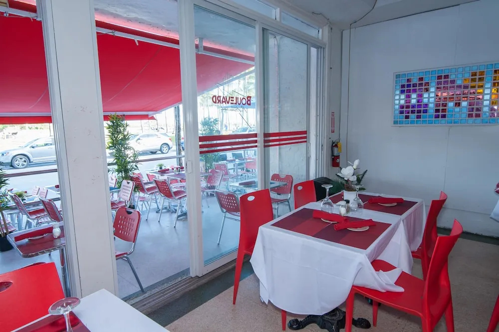 Boulevard Hotel