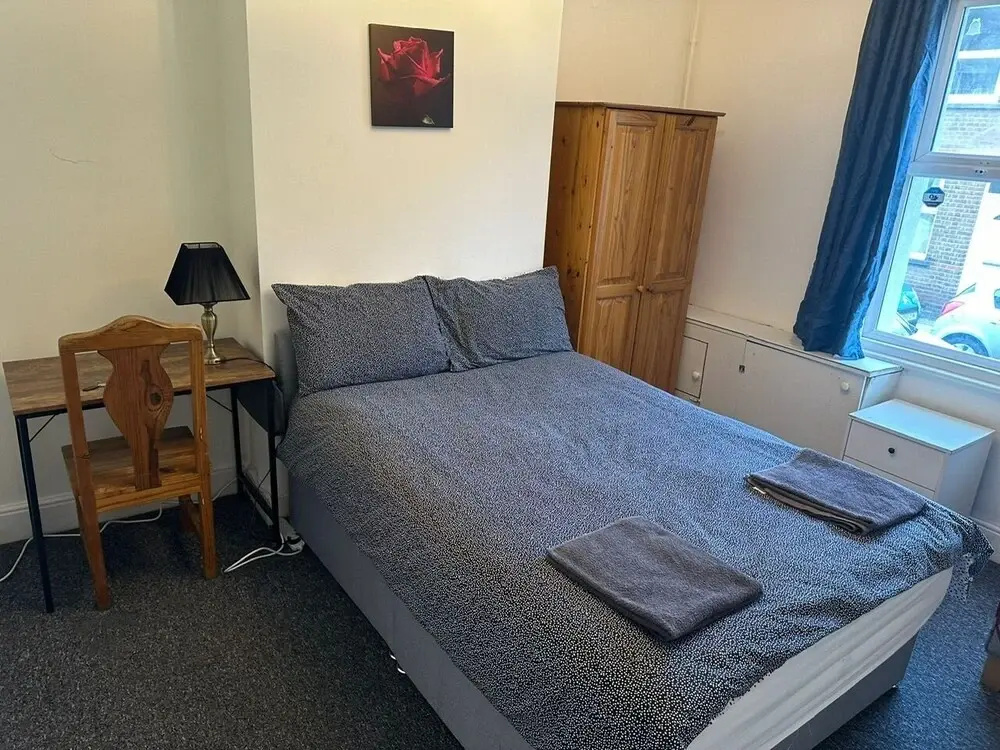 Luton Town House Near AIRPORT