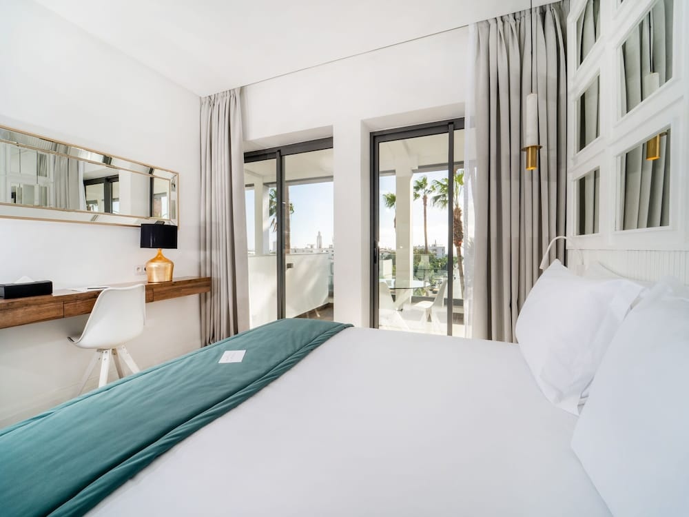 Отель Petit Palace Suites Hotel
