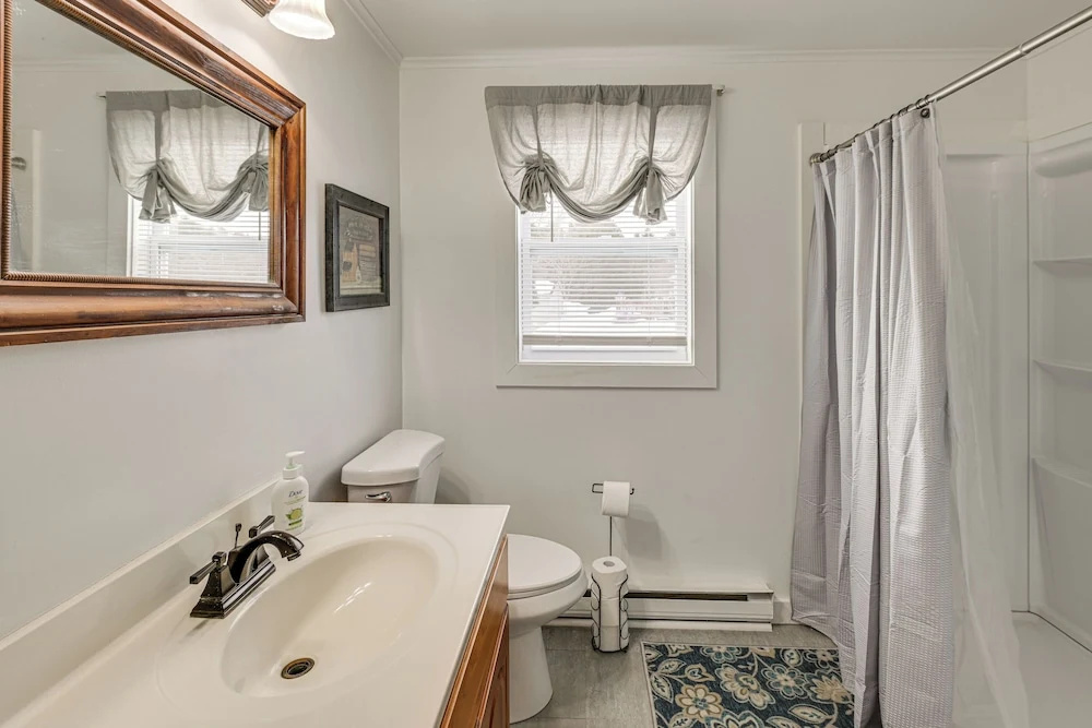 Walk to Restaurants & Markets: Machias Home!