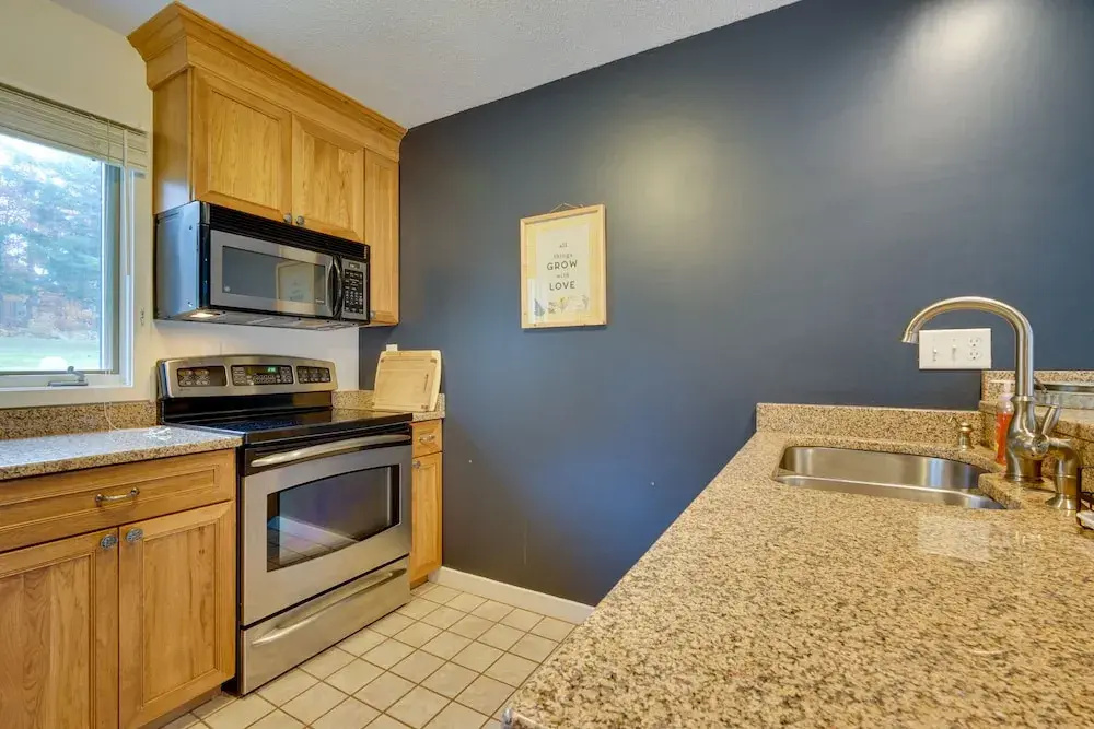 Sunny Stratton Townhome ~ 1 Mi to Skiing!