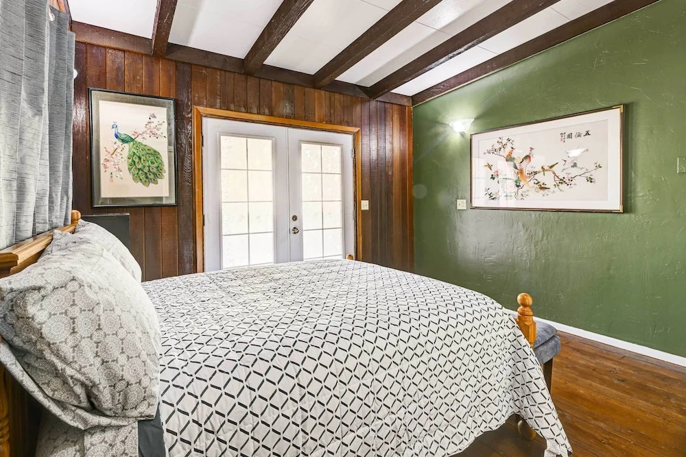 Pet-Friendly Grants Pass Home with Hot Tub!