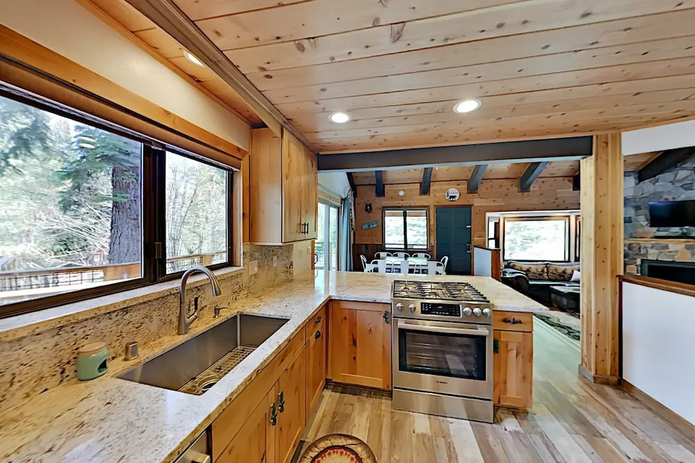 Cozy All-Season Cabin Near Shops, Beach, Skiing home