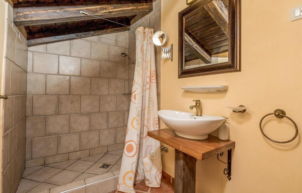 Beautiful Home in Icici With Wifi, 5 Bedrooms and Outdoor Swimming Pool
