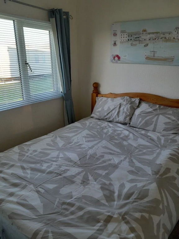 2 Bed-sleeps 4-pets-parking-5 Min to Beach
