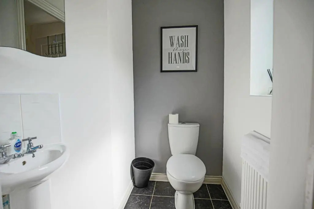 Oakbridge House - 6 mins drive to CMK - Free Parking, Fast WiFi, Smart TVs with Sky and Netflix by Yoko Property