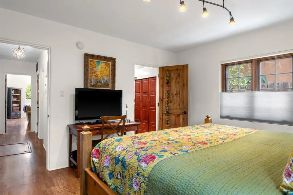 Casa O'keeffe - Five-minute Walk to The Plaza, Quiet Neighborhood, Comfort and Convenience