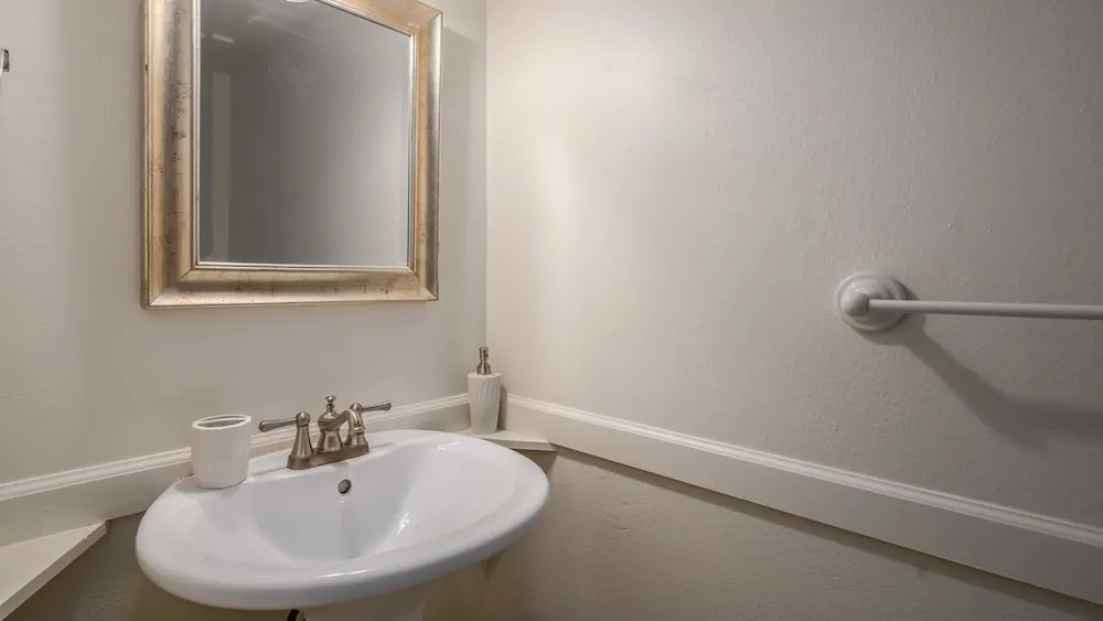 Spacious 4BR Townhouse by WanderJaunt