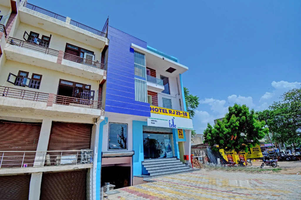 OYO 81074 Hotel Rj 21-18