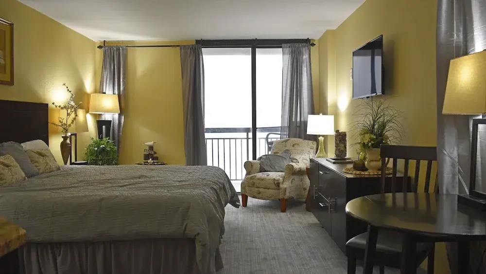 Sun N' Sand 608 Studio Bedroom Condo by Redawning
