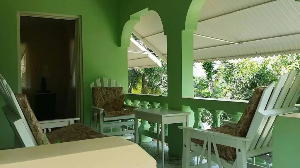 Rock Side 3 Bedroom Villa On the Beach