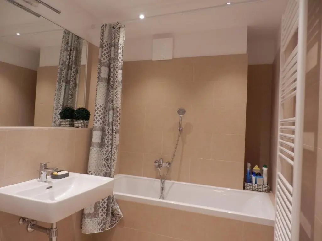 Spacious, Modern 1-bdrm Apt near VIC & Austria Ctr
