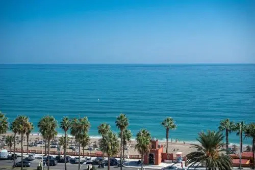 Apartamento con terraza y piscina junto a la playa