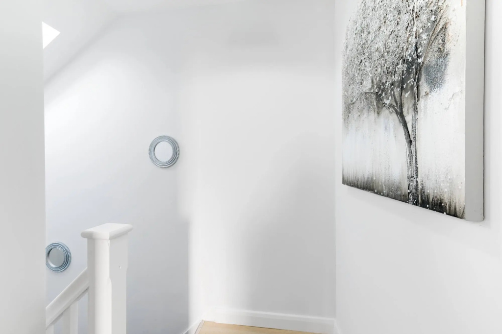 Modern 4 Bedroom House 01 With Parking in Farnham
