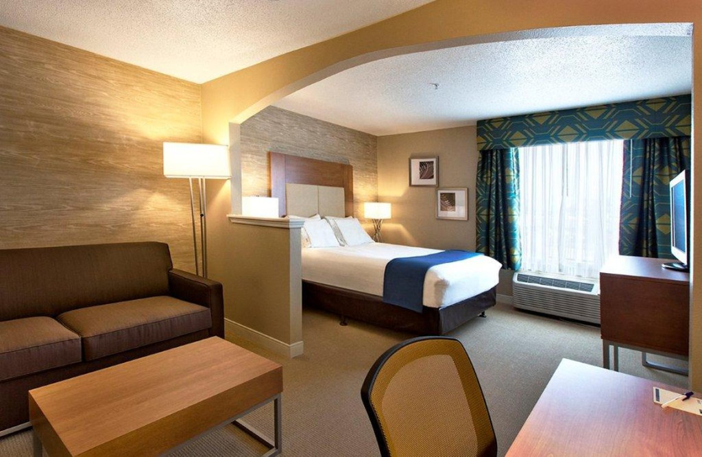 Holiday Inn & Suites Spring - The Woodlands