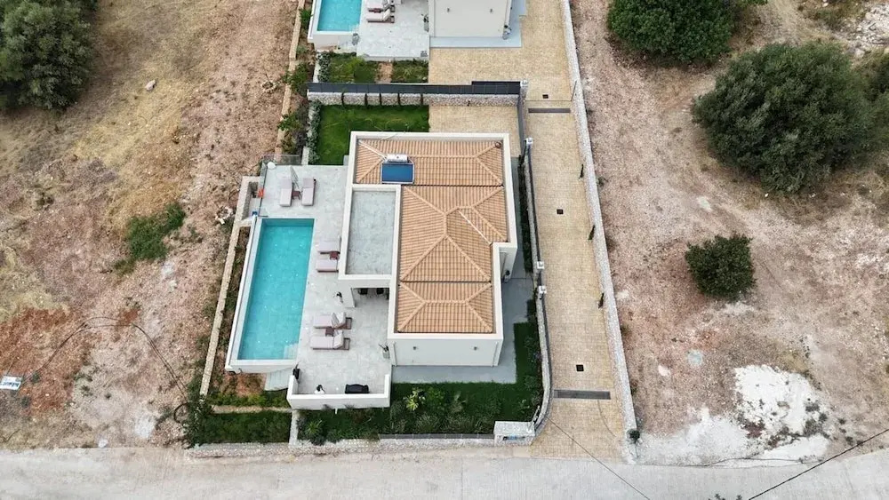 Luxurious Villa Retreat in Lourdata