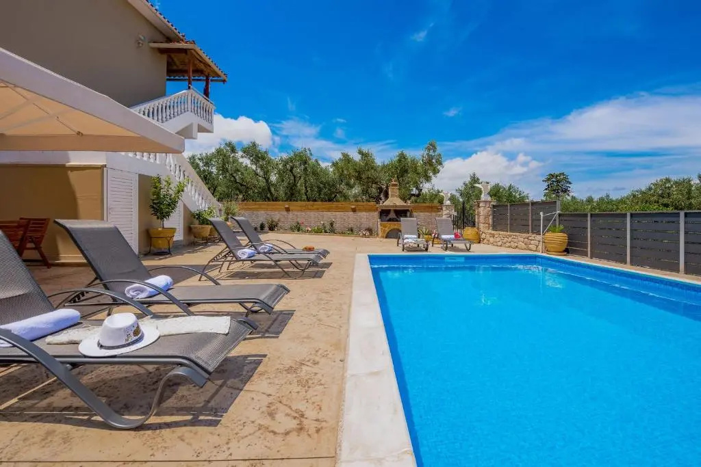 Costas Studios - 450m from Argassi center, by ZanteWize