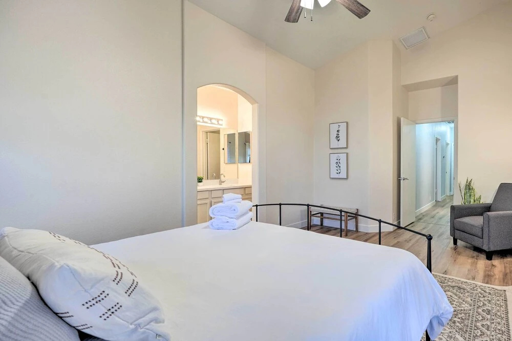 Sunlit Peoria Gem w/ Yard: Hike, Golf & Explore