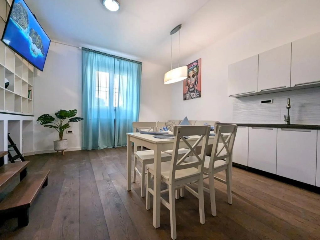 Fantabulous Downtown Abode w King Bed, 65" TV, Washer and Tumble Dryer