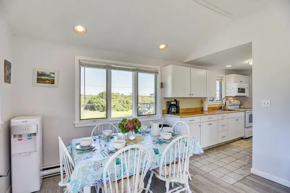 Quaint Coastal Cottage With Patio!