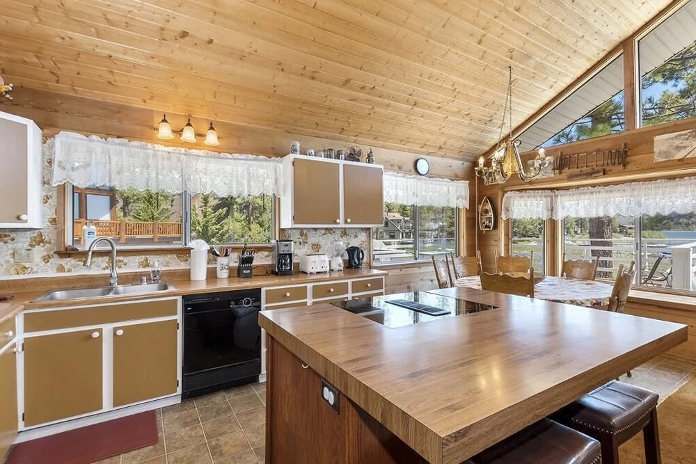 012 - Lakefront Chalet