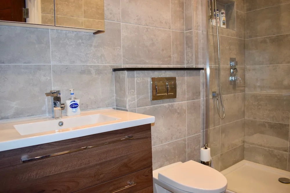 2 Bedroom Apartment Near the Aviva
