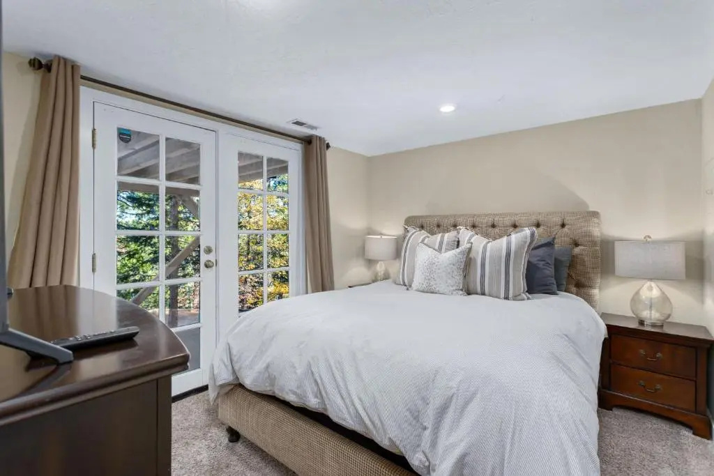 Spectacular Lake View, Luxe 3 Level Home, 1750 sqft, AC, Dogs, Walk to Village