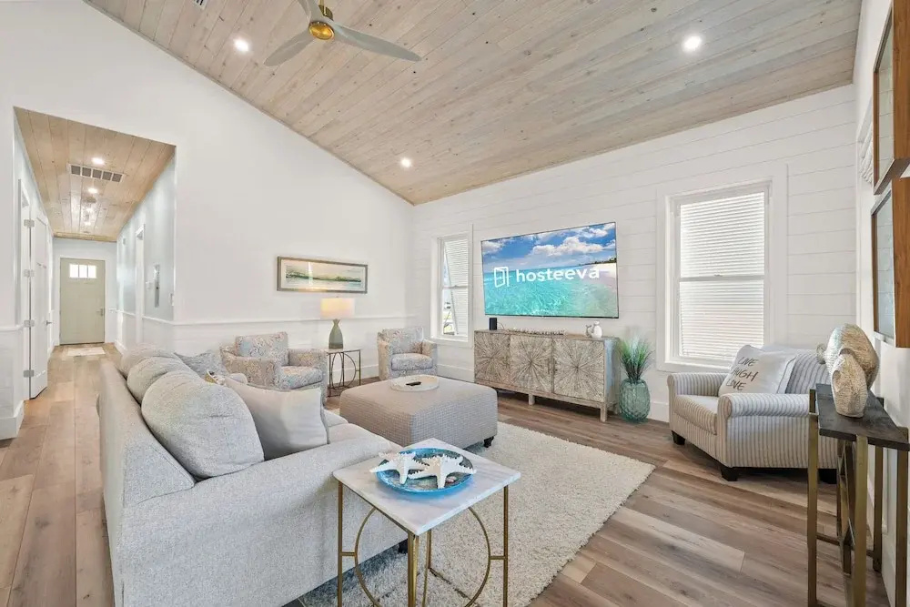 Luxury 4BR, Across street from beach, Sleeps 10