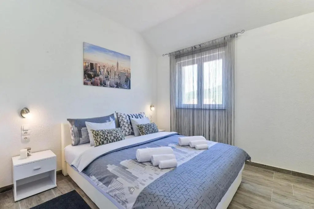 Pool apartment Leonardo