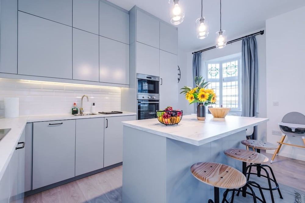 New Stylish City-centre Flat w Parking Sleeps 4