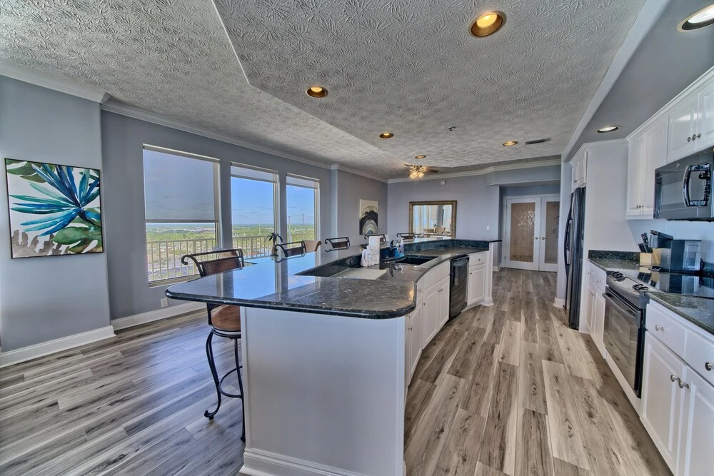 Spacious Tropical Condominium at 17th Floor with Beach and Pool Access - Unit 1707 by RedAwning