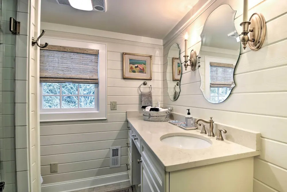 2 Living Areas + Fireplace: Mirror Lake Cottage!
