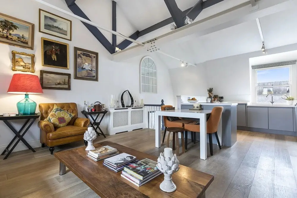 Stylish 2 bed Battersea home located just across from the famous Battersea Park