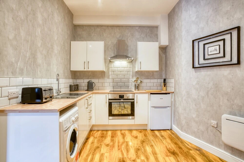 King Size 1 Bedroom Comfort Apartment en Suite Shower Free Toiletries Wifi and Hairdryer