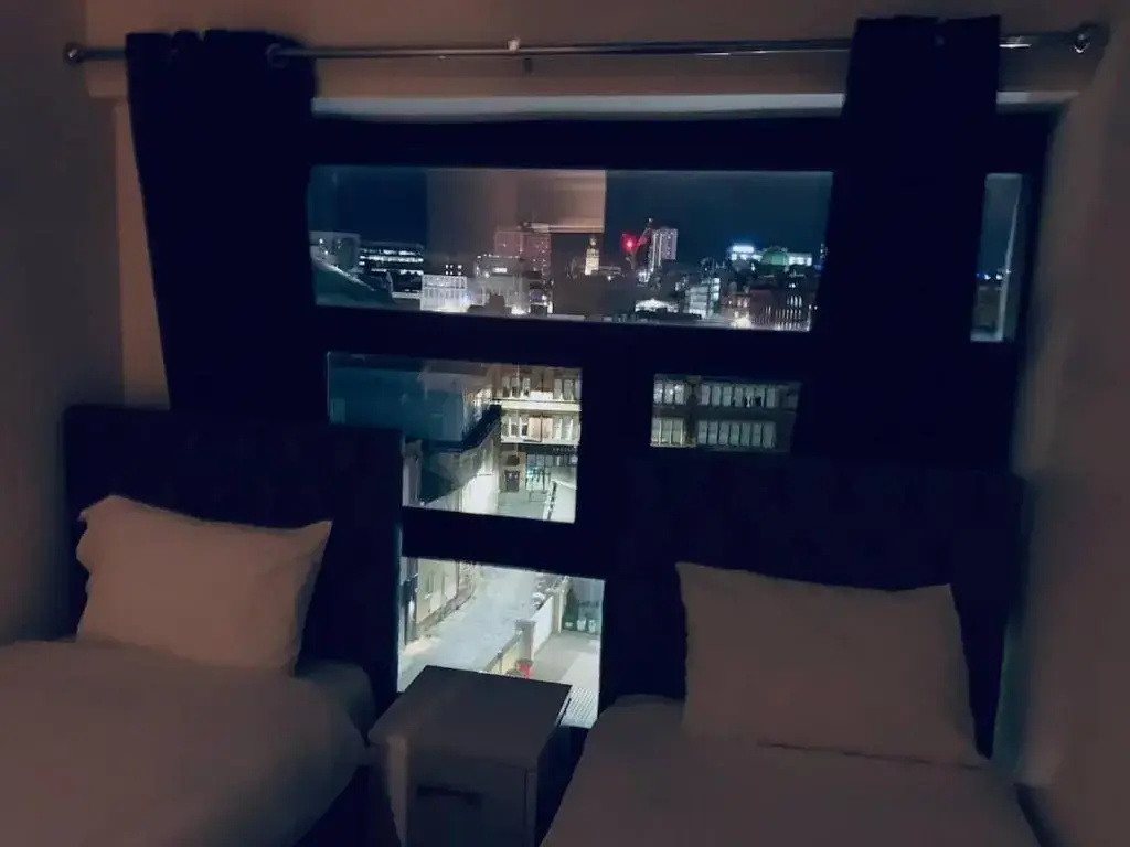 Glasgow City Centre G1 PENTHOUSE with RiverViews - Duplex (4 Bedrooms, 3 Bathrooms, Kitchen, 1 Living room, 1 Dining room, 2 Terraces, Triple Garage 3 Parking spaces 'e-charging', Top Floor, 2050 sq ft, Merchant City)