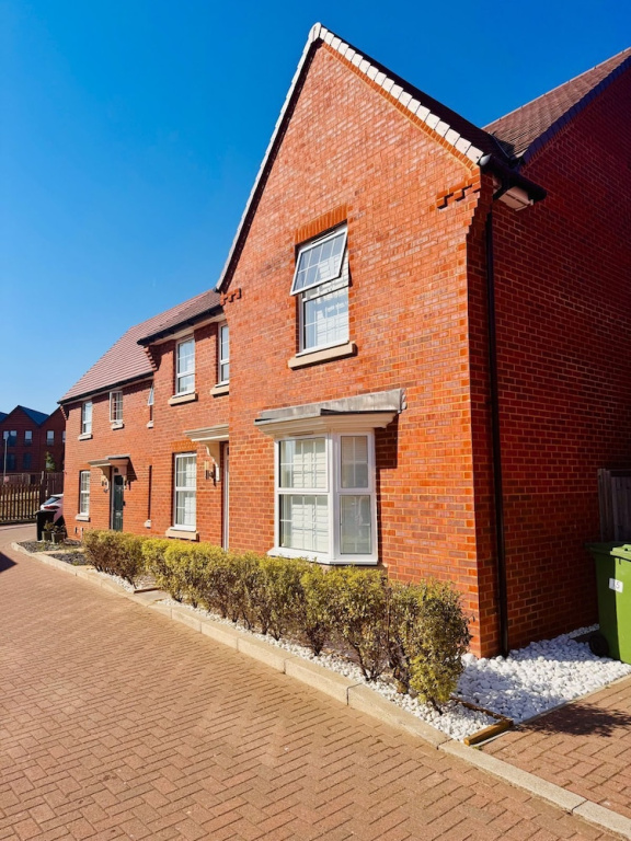 High END Spacious 4 Bed House - Free Parking