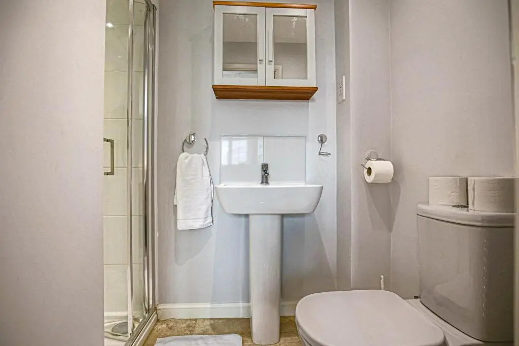 Brookland House with Free Parking, Fast Wifi, Garden and Smart TV with Netflix by Yoko Property