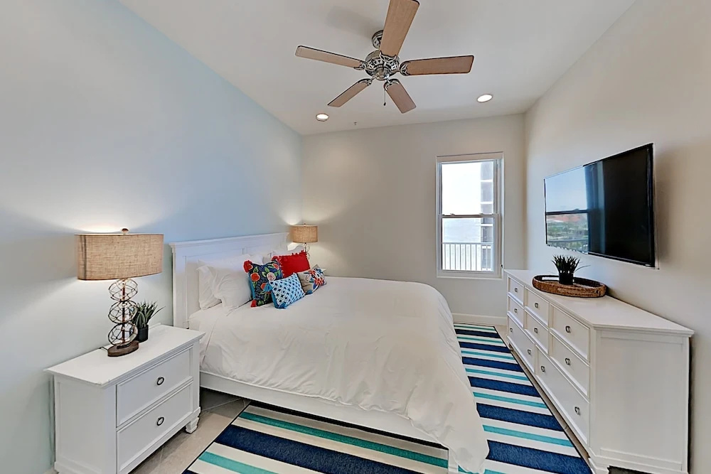 Modern Las Olas - Ocean Views, Pool & Tennis 3 Bedroom Condo