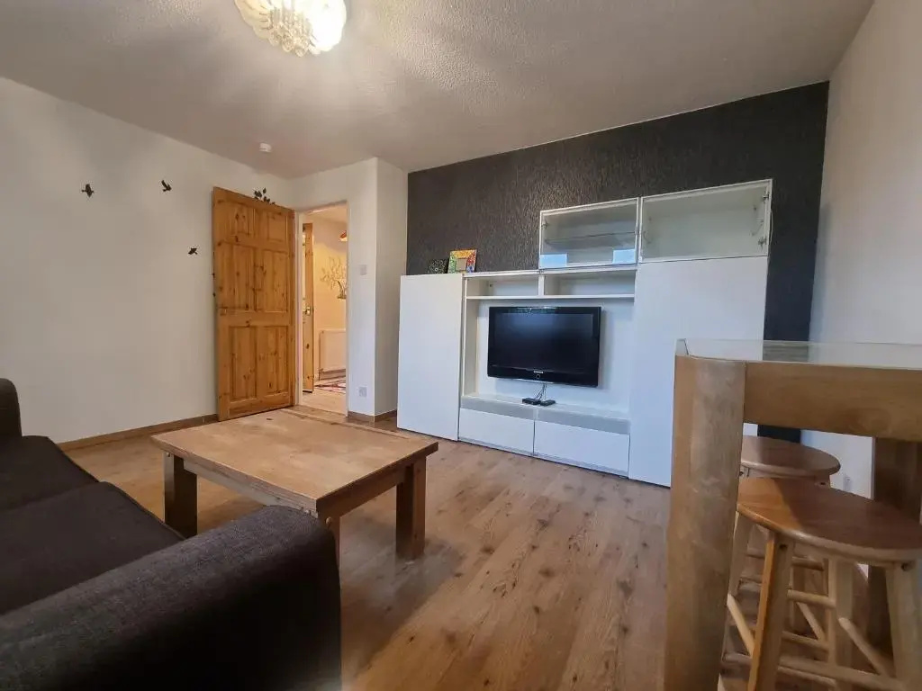 Lovely 2 Bedroom Apartment With Private Parking
