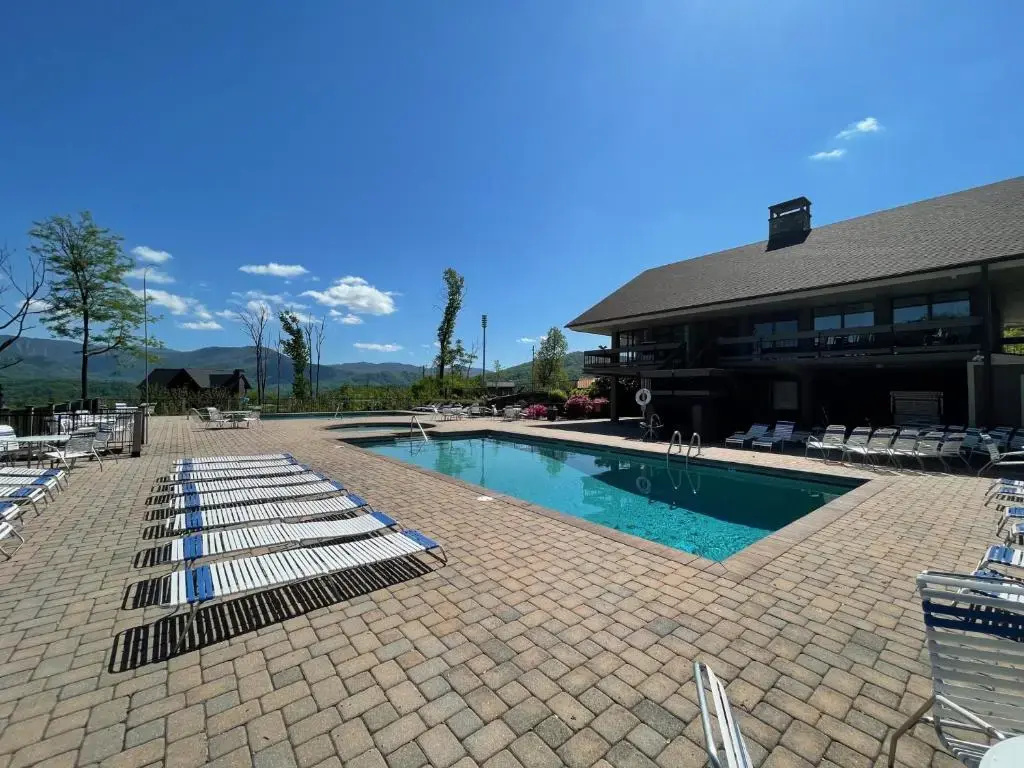Bear View Chalet with hot tub and near Ober