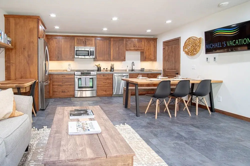 3BD Warm Springs Ski Condo - Hot Tub, Walk to Ski Lifts!
