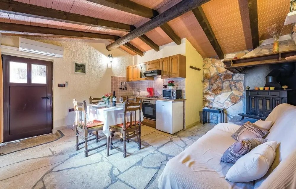 2 Bedroom Awesome Home In Rovinj