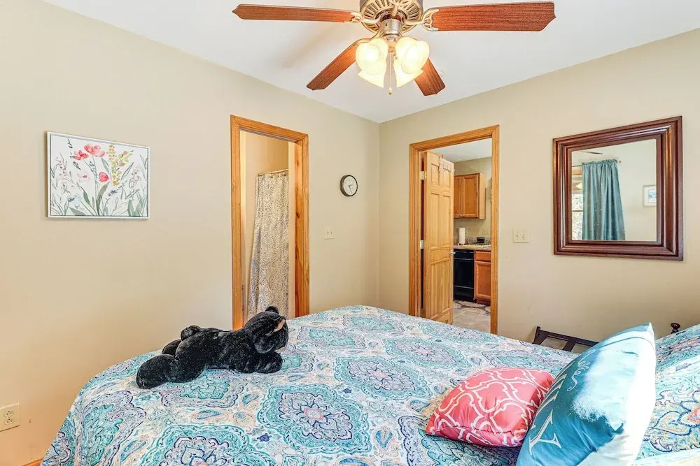 3 Mi to Snowshoe Resort: Cabin w/ Hot Tub