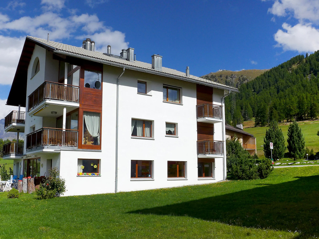 Apartment Chesa Vadret 12 by Interhome