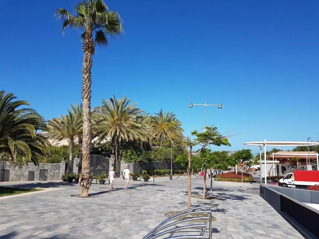 Casa Playa del Duque 2 in 1st sea line directly at the beach, heated pool, Wifi