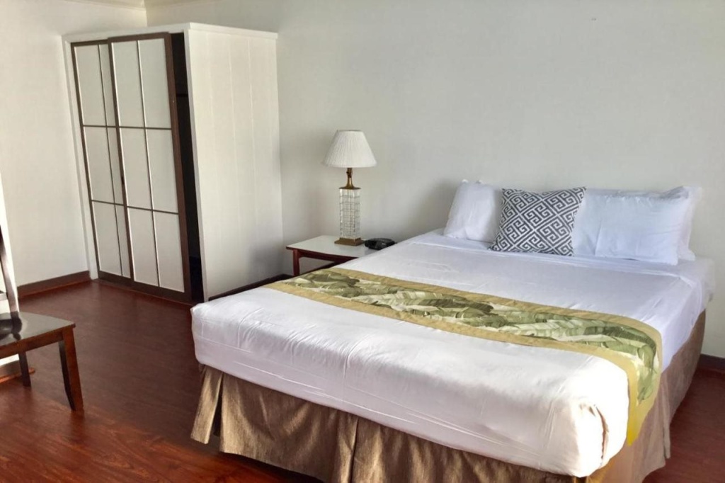 Holiday Surf Hotel (with full kitchen)