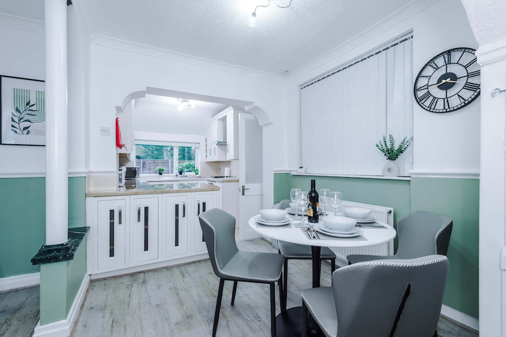 Comfy 4-bed Home Ideal for Workers Free Parking